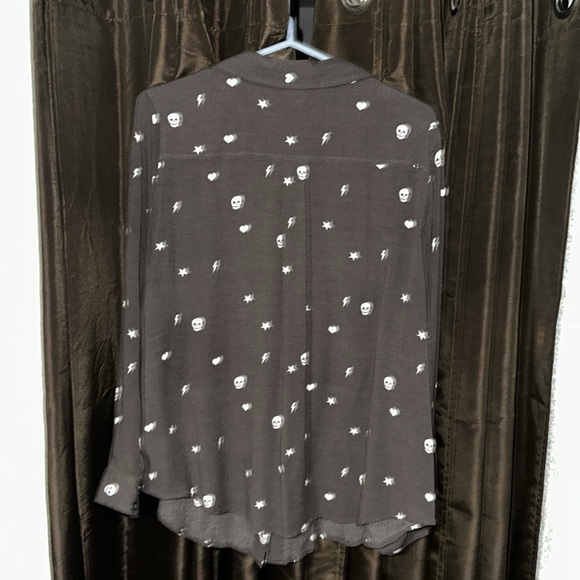 Torrid size 2 grey button up skull & star blouse - Picture 3 of 7